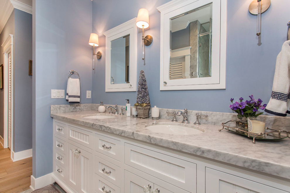 На фото: ванная комната среднего размера в классическом стиле с фасадами в стиле шейкер, белыми фасадами, накладной ванной, душем над ванной, унитазом-моноблоком, серой плиткой, белой плиткой, мраморной плиткой, белыми стенами, полом из керамической плитки, душевой кабиной, врезной раковиной, столешницей из кварцита, синим полом и душем с распашными дверями с