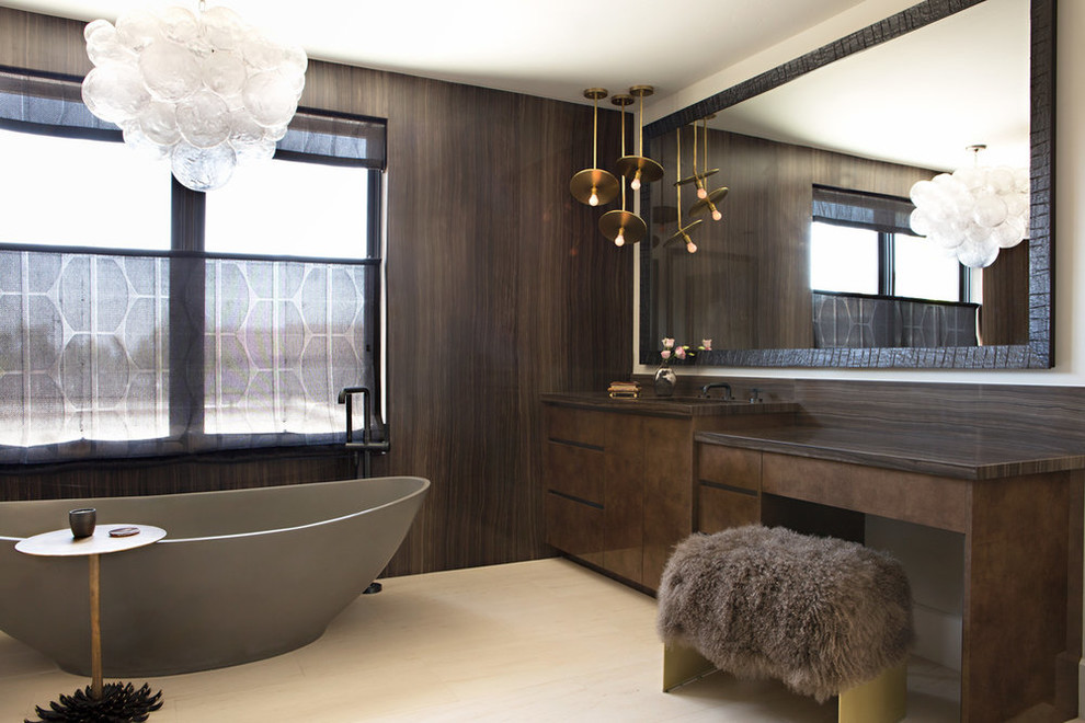 Exemple d'une salle de bain principale tendance avec un placard à porte plane, des portes de placard marrons, une baignoire indépendante, un mur marron et un sol beige.