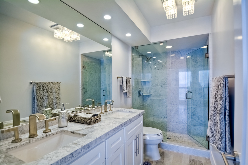 Idee per una piccola stanza da bagno padronale contemporanea con lavabo sottopiano, ante in stile shaker, ante bianche, top in marmo, piastrelle in pietra, pareti grigie e parquet chiaro