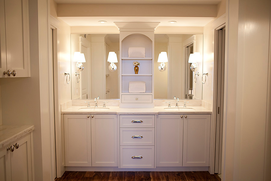 Foto di una stanza da bagno stile marinaro con lavabo integrato, ante in stile shaker, ante bianche, top in quarzo composito e piastrelle bianche