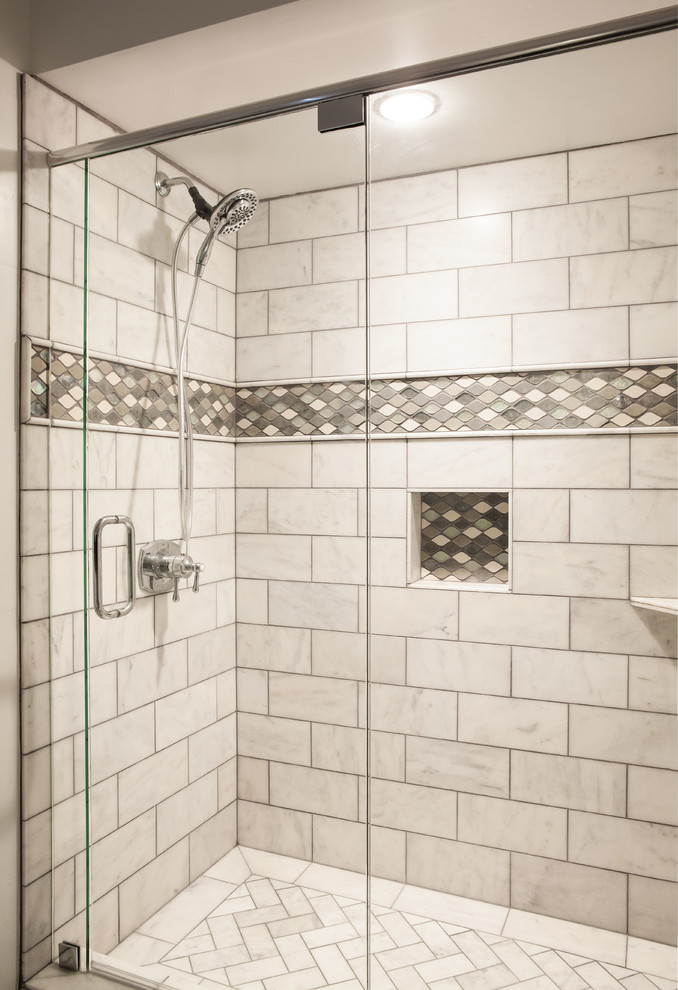 Стильный дизайн: главная ванная комната среднего размера в современном стиле с белыми фасадами, угловым душем, унитазом-моноблоком, белой плиткой, полом из керамогранита, столешницей из искусственного камня, врезной раковиной, керамической плиткой и разноцветными стенами - последний тренд