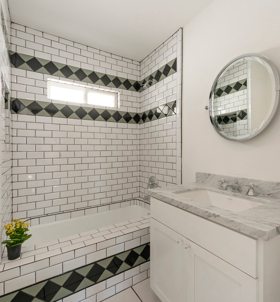 Пример оригинального дизайна: ванная комната в стиле неоклассика (современная классика) с врезной раковиной, фасадами в стиле шейкер, белыми фасадами, ванной в нише, душем над ванной и белой плиткой