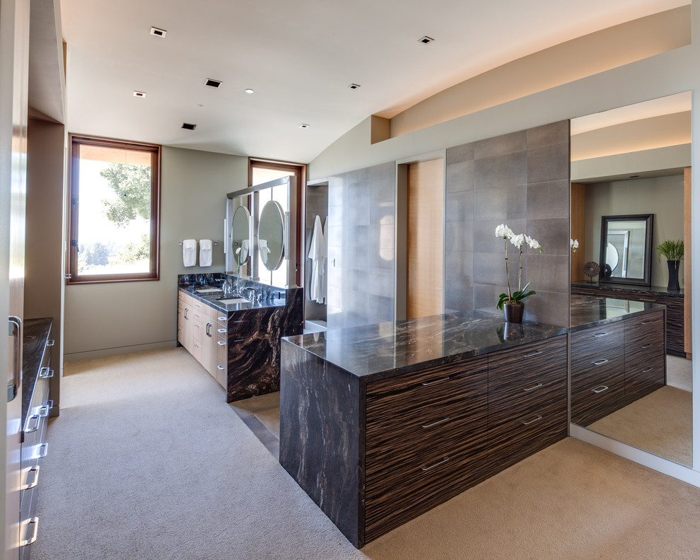 Exemple d'une grande douche en alcôve principale tendance en bois foncé avec un placard à porte plane, un carrelage gris, carrelage en métal, un mur beige, un lavabo encastré et un plan de toilette en granite.