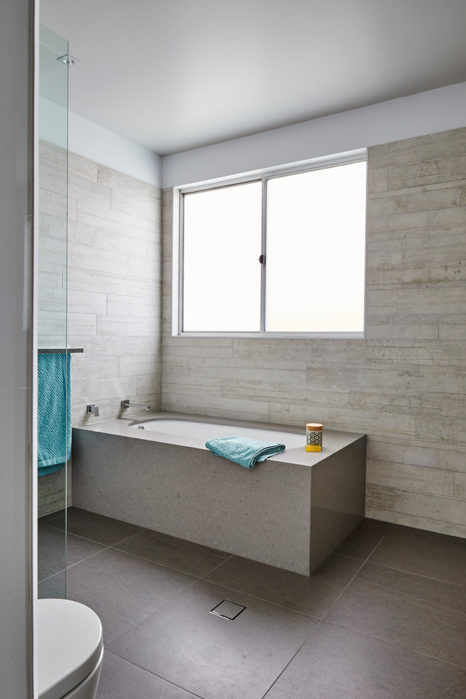 Idée de décoration pour une salle de bain principale minimaliste de taille moyenne avec des portes de placard grises, une baignoire encastrée, une douche ouverte, WC à poser, un carrelage gris, un sol en carrelage de céramique et un plan de toilette en quartz modifié.