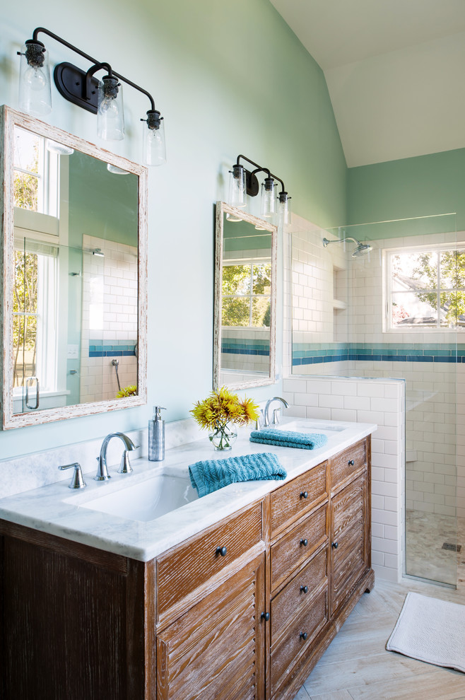 Пример оригинального дизайна: большая главная ванная комната в морском стиле с фасадами с филенкой типа жалюзи, темными деревянными фасадами, угловым душем, синей плиткой, белой плиткой, плиткой кабанчик, зелеными стенами, светлым паркетным полом, врезной раковиной, мраморной столешницей, коричневым полом, душем с распашными дверями и белой столешницей