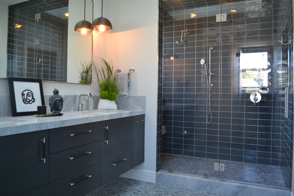 Großes Modernes Badezimmer mit flächenbündigen Schrankfronten, schwarzen Schränken, Duschnische, weißer Wandfarbe, Mosaik-Bodenfliesen, Einbauwaschbecken, Marmor-Waschbecken/Waschtisch, grauem Boden, Falttür-Duschabtrennung und blauer Waschtischplatte in San Francisco