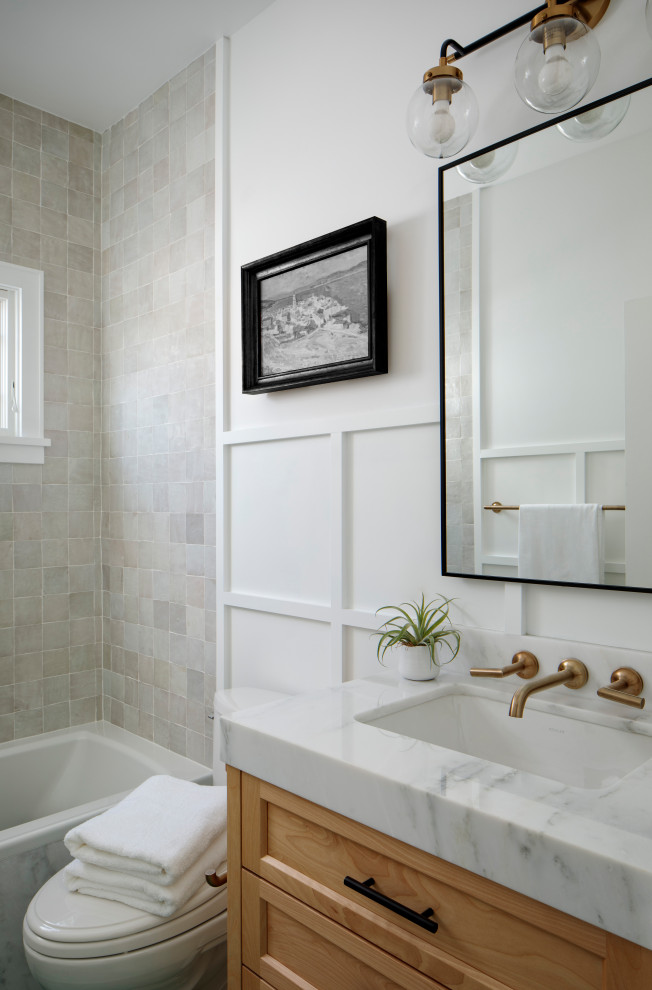 Идея дизайна: маленькая ванная комната в стиле модернизм с фасадами в стиле шейкер, коричневыми фасадами, накладной ванной, душем над ванной, унитазом-моноблоком, серой плиткой, цементной плиткой, белыми стенами, полом из цементной плитки, врезной раковиной, мраморной столешницей, бирюзовым полом, шторкой для ванной, серой столешницей, тумбой под одну раковину, напольной тумбой, панелями на части стены и душевой кабиной для на участке и в саду