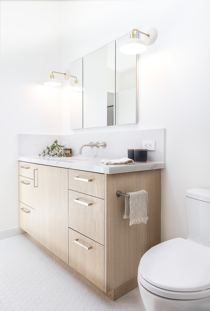 Foto di una stanza da bagno con doccia nordica di medie dimensioni con ante lisce, ante in legno chiaro, pareti bianche, pavimento con piastrelle a mosaico, lavabo sottopiano, pavimento bianco, top in quarzite e top grigio