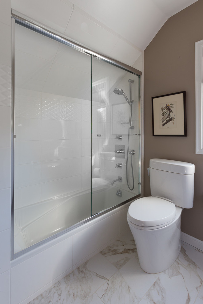 Inspiration pour une salle de bain design de taille moyenne avec WC à poser, un mur marron, un sol en marbre, une baignoire en alcôve, un sol blanc et une cabine de douche à porte coulissante.