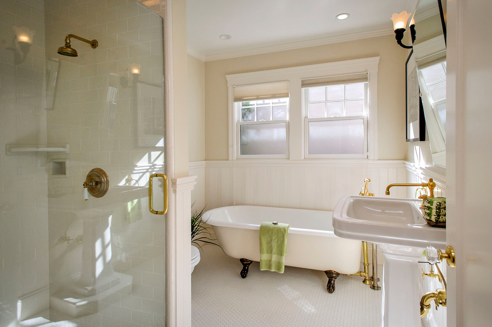 На фото: ванная комната в классическом стиле с ванной на ножках и плиткой кабанчик