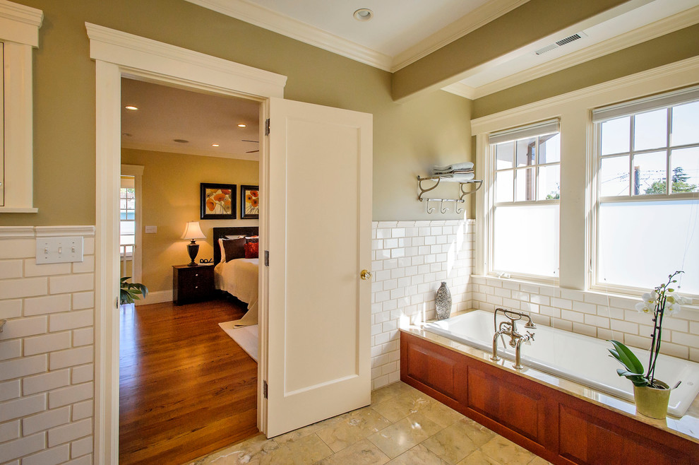 Imagen de cuarto de baño tradicional con baldosas y/o azulejos de cemento