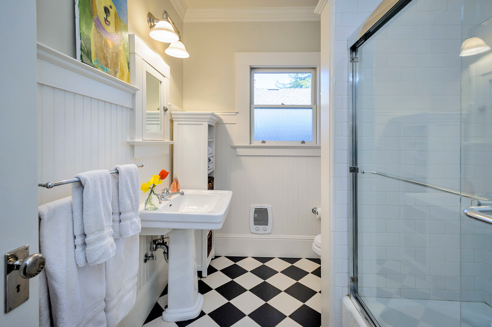 Стильный дизайн: ванная комната в стиле кантри с раковиной с пьедесталом - последний тренд