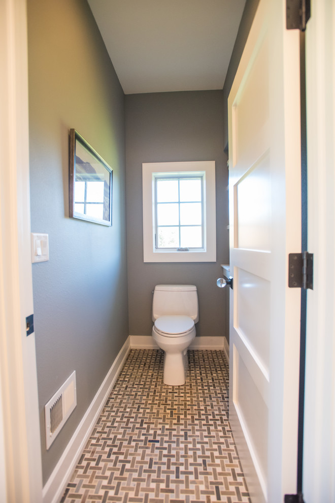 Стильный дизайн: большой туалет с врезной раковиной, фасадами с утопленной филенкой, белыми фасадами, мраморной столешницей, серой плиткой, керамической плиткой, желтыми стенами и полом из керамической плитки - последний тренд