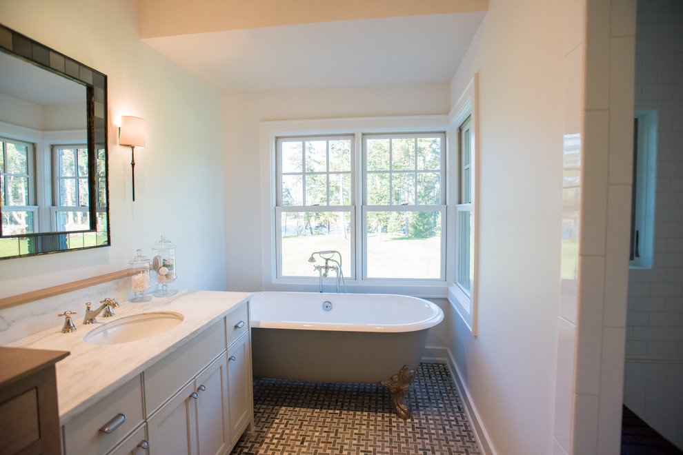 Idéer för att renovera ett stort en-suite badrum, med ett undermonterad handfat, luckor med infälld panel, vita skåp, marmorbänkskiva, ett badkar med tassar, en öppen dusch, grå kakel, keramikplattor, gula väggar och klinkergolv i keramik