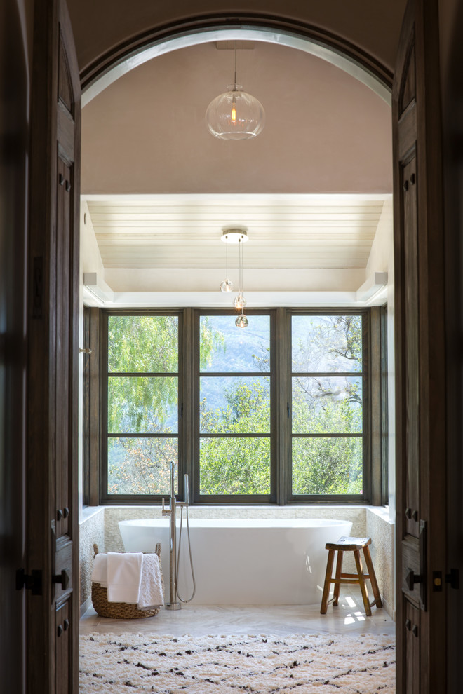 Ispirazione per una grande stanza da bagno padronale mediterranea con vasca freestanding