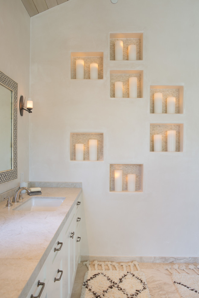 Idéer för att renovera ett medelhavsstil beige beige en-suite badrum, med ett fristående badkar, keramikplattor, skåp i shakerstil, beige skåp, beige väggar, kalkstensgolv, ett undermonterad handfat, bänkskiva i kvartsit och beiget golv