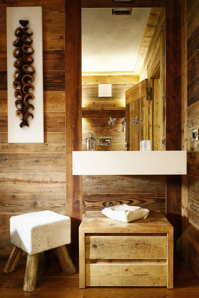 Inspiration for a rustic bathroom remodel in Venice