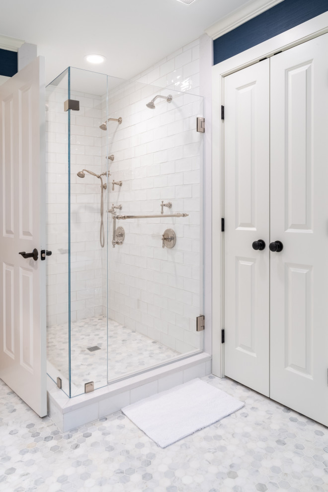 Идея дизайна: большая главная ванная комната в стиле неоклассика (современная классика) с фасадами с утопленной филенкой, белыми фасадами, отдельно стоящей ванной, двойным душем, раздельным унитазом, синими стенами, врезной раковиной, столешницей из искусственного кварца, душем с распашными дверями и белой столешницей