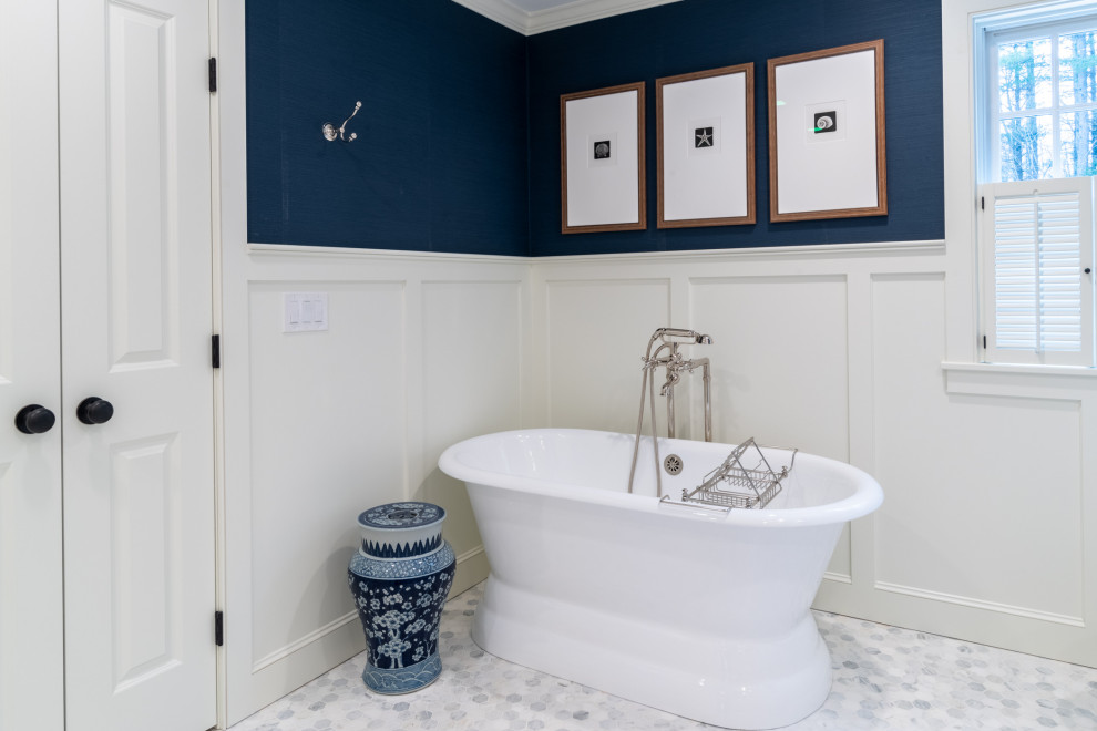 Свежая идея для дизайна: большая главная ванная комната в стиле неоклассика (современная классика) с фасадами с утопленной филенкой, белыми фасадами, отдельно стоящей ванной, двойным душем, раздельным унитазом, синими стенами, врезной раковиной, столешницей из искусственного кварца, душем с распашными дверями и белой столешницей - отличное фото интерьера