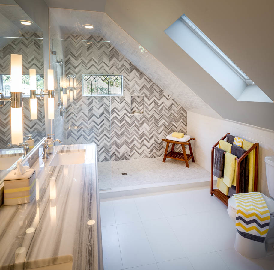 Пример оригинального дизайна: ванная комната среднего размера в стиле неоклассика (современная классика) с фасадами с декоративным кантом, белыми фасадами, душем в нише, серой плиткой, белой плиткой, удлиненной плиткой, серыми стенами, полом из керамогранита, врезной раковиной и столешницей из искусственного кварца