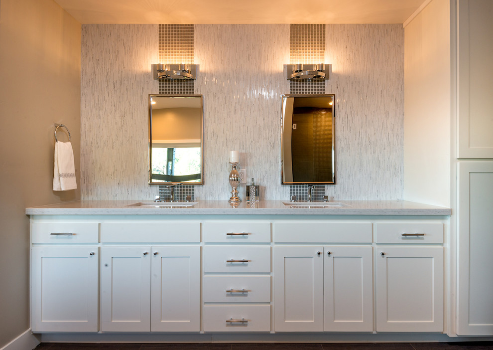 Ispirazione per una stanza da bagno padronale moderna di medie dimensioni con ante in stile shaker, ante bianche, piastrelle grigie, pareti beige, parquet scuro, top in marmo e pavimento marrone