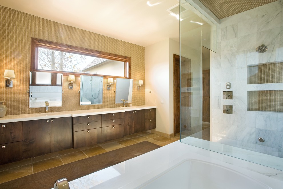 Foto di una stanza da bagno minimalista con ante lisce, ante in legno bruno e piastrelle marroni