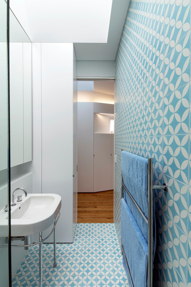 Diseño de cuarto de baño azulejo de dos tonos contemporáneo pequeño con lavabo tipo consola, baldosas y/o azulejos azules, paredes azules y aseo y ducha