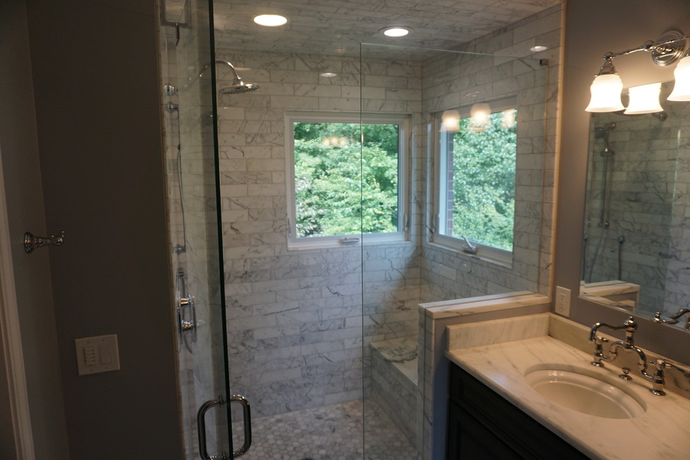 Idee per una stanza da bagno padronale classica di medie dimensioni con ante con bugna sagomata, ante in legno bruno, doccia alcova, piastrelle grigie, piastrelle bianche, lavabo sottopiano e top in marmo