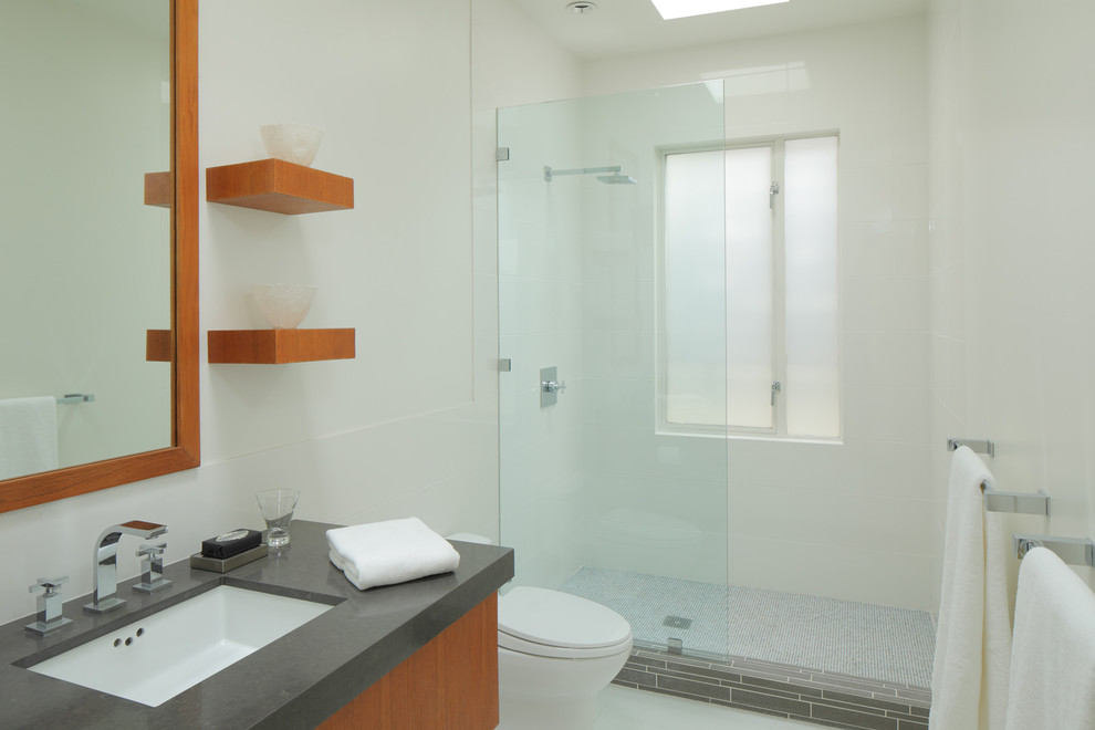 Свежая идея для дизайна: ванная комната в стиле модернизм с врезной раковиной - отличное фото интерьера