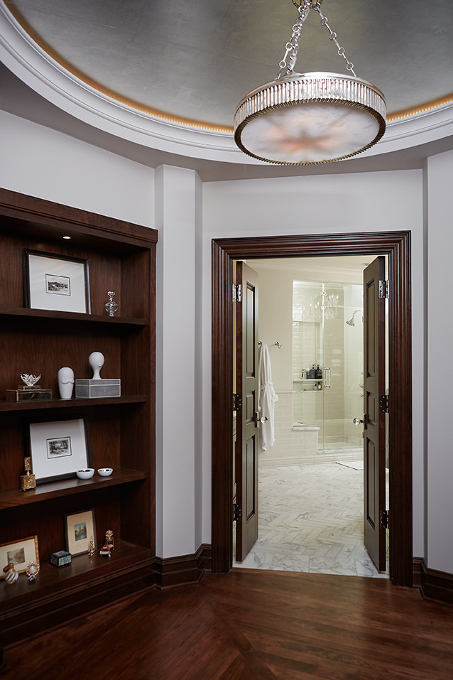 Réalisation d'une très grande salle de bain principale tradition avec un carrelage gris et un sol en marbre.