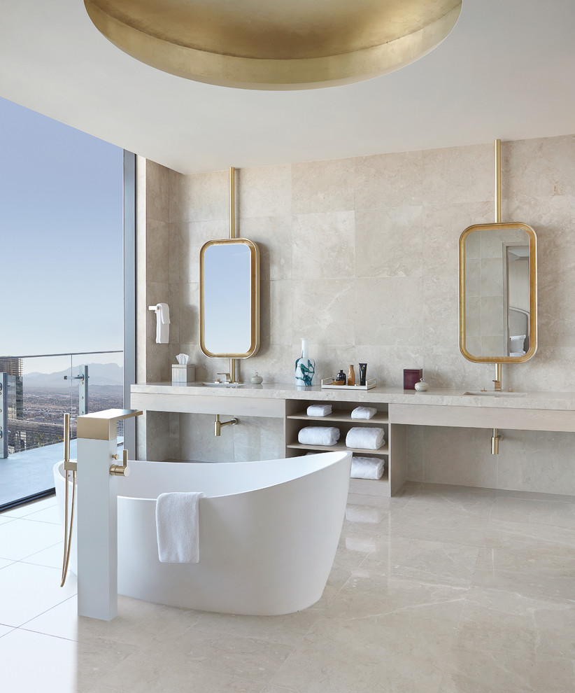 Diseño de cuarto de baño contemporáneo con bañera exenta, baldosas y/o azulejos beige, paredes beige, lavabo integrado, suelo beige y encimeras beige