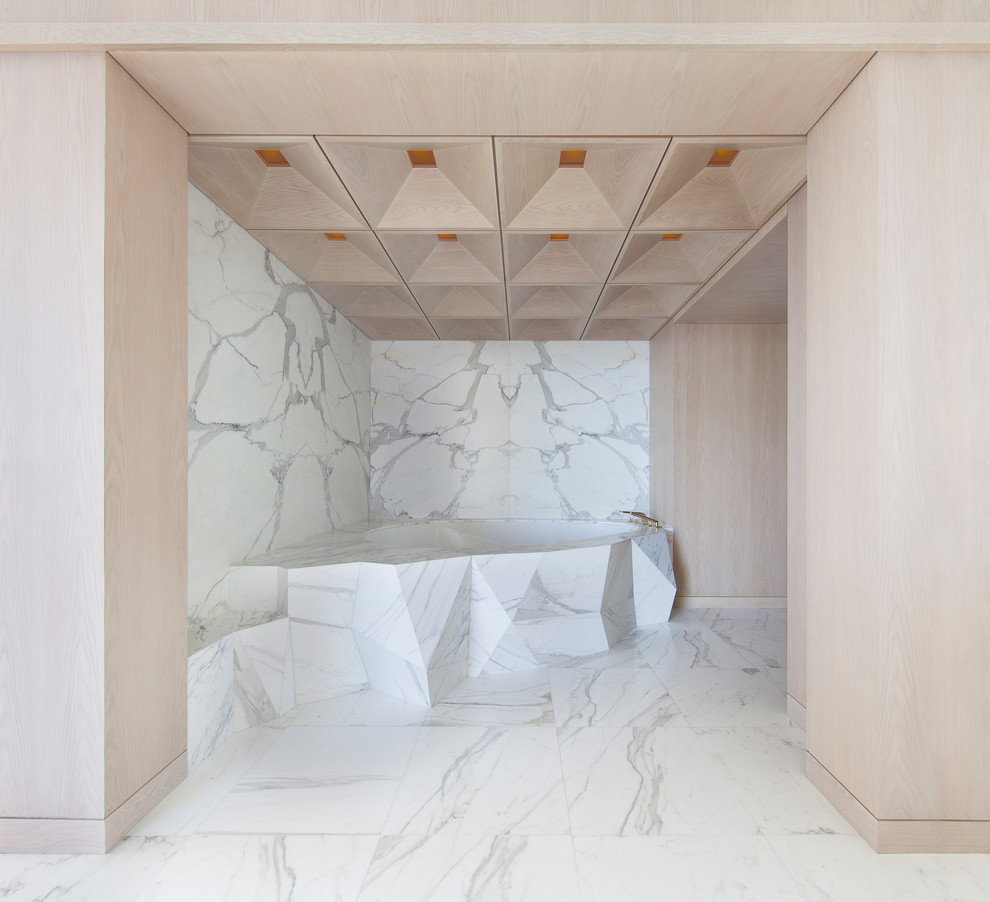 Пример оригинального дизайна: ванная комната в современном стиле с полновстраиваемой ванной, белой плиткой, мраморной плиткой, бежевыми стенами, мраморным полом и белым полом