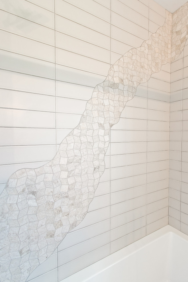 Idéer för att renovera ett funkis badrum, med grå kakel, ett platsbyggt badkar, en dusch/badkar-kombination och keramikplattor