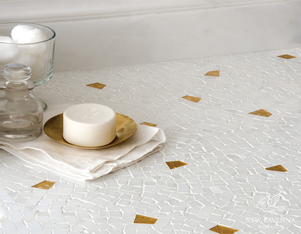 Modernes Badezimmer mit weißen Fliesen, Mosaikfliesen und Marmorboden in Sonstige