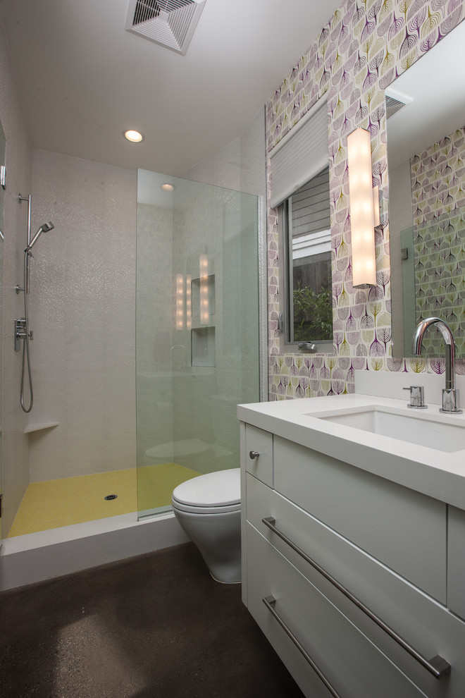 Ejemplo de cuarto de baño contemporáneo con armarios con paneles lisos, puertas de armario blancas, ducha empotrada, lavabo bajoencimera y ducha abierta