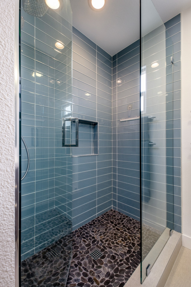 Источник вдохновения для домашнего уюта: ванная комната в современном стиле с плоскими фасадами, серыми фасадами, душевой кабиной, тумбой под две раковины и подвесной тумбой