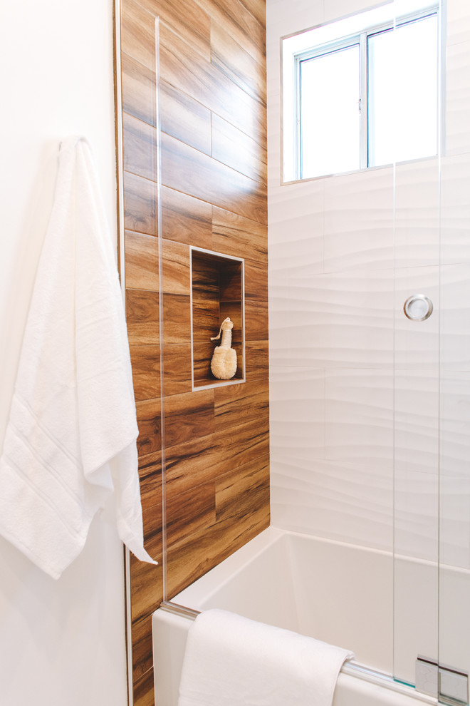 Inspiration för små moderna badrum med dusch, med möbel-liknande, skåp i mellenmörkt trä, ett badkar i en alkov, en dusch/badkar-kombination, en toalettstol med hel cisternkåpa, vita väggar, klinkergolv i keramik, ett fristående handfat, bänkskiva i glas, vitt golv och dusch med skjutdörr