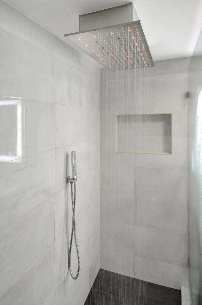 Идея дизайна: главная ванная комната среднего размера в стиле модернизм с плоскими фасадами, серыми фасадами, открытым душем, серыми стенами, полом из керамогранита, монолитной раковиной, столешницей из искусственного кварца, серым полом, открытым душем и белой столешницей