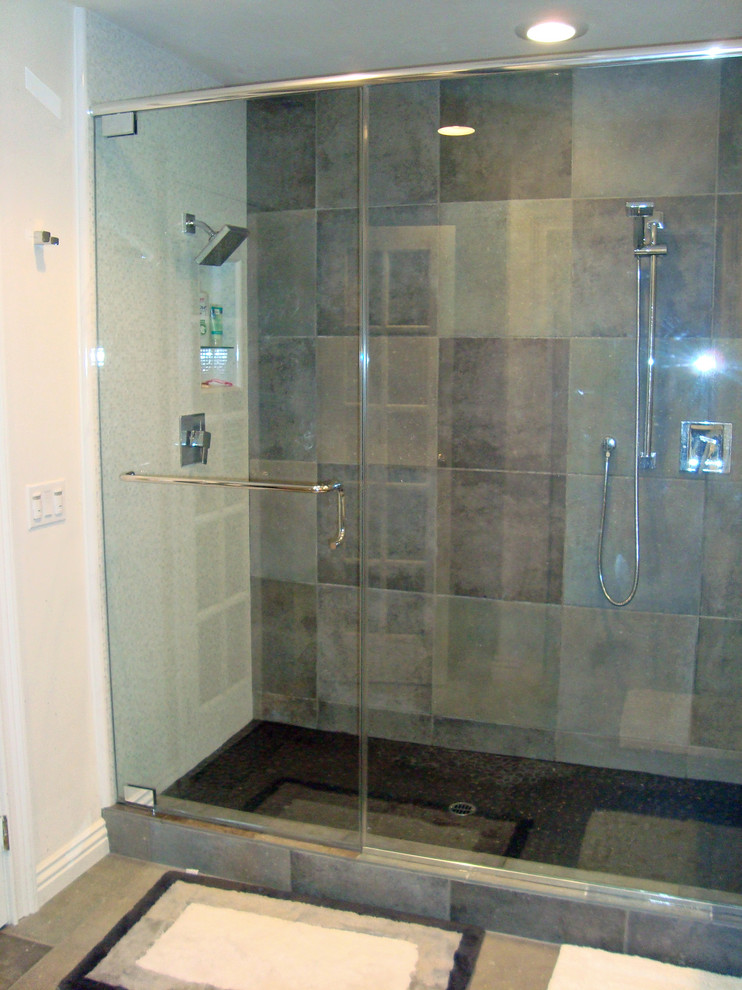 Photo of a small contemporary ensuite bathroom in Orange County with a vessel sink, flat-panel cabinets, dark wood cabinets, engineered stone worktops, an alcove shower, a two-piece toilet, multi-coloured tiles, stone tiles, white walls and slate flooring.