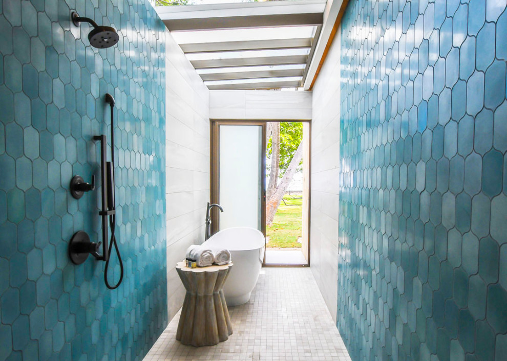 Design ideas for a world-inspired bathroom in Miami.