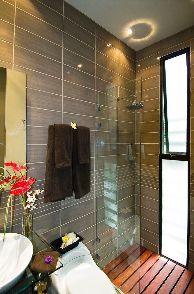 Inredning av ett modernt stort en-suite badrum, med öppna hyllor, en hörndusch, beige väggar, bänkskiva i glas, grått golv och med dusch som är öppen