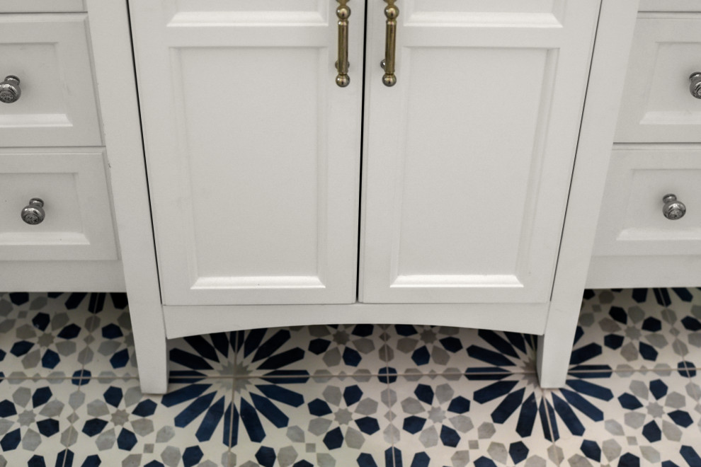 Exempel på ett mellanstort klassiskt grå grått badrum med dusch, med luckor med infälld panel, vita skåp, en dusch i en alkov, grå väggar, cementgolv, ett undermonterad handfat, marmorbänkskiva och dusch med gångjärnsdörr
