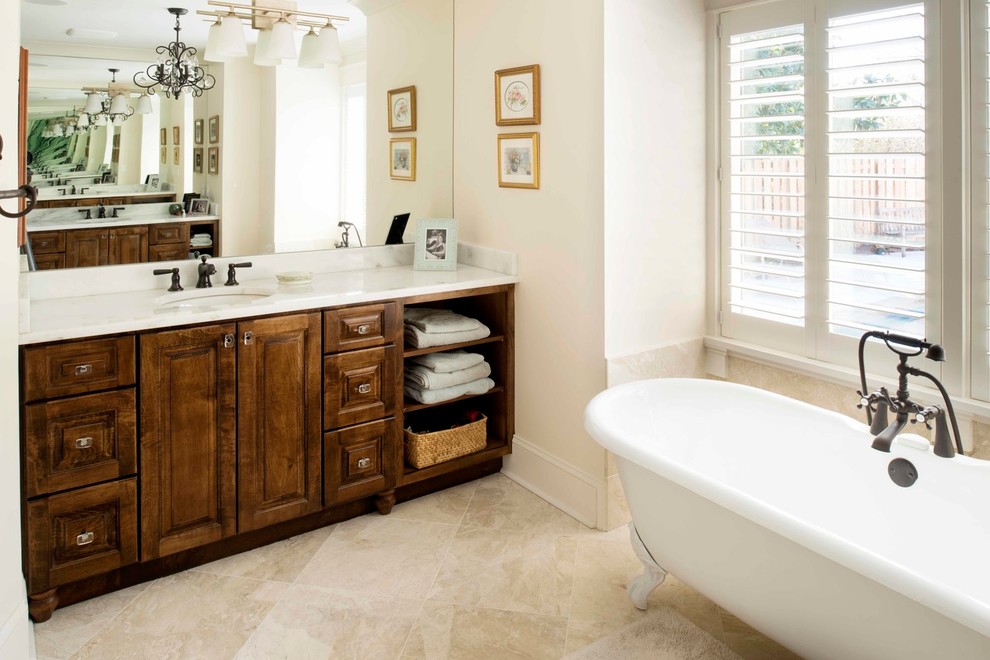 Bild på ett stort vintage en-suite badrum, med luckor med upphöjd panel, skåp i mörkt trä, ett badkar med tassar, vita väggar, travertin golv, ett undermonterad handfat, granitbänkskiva och beiget golv