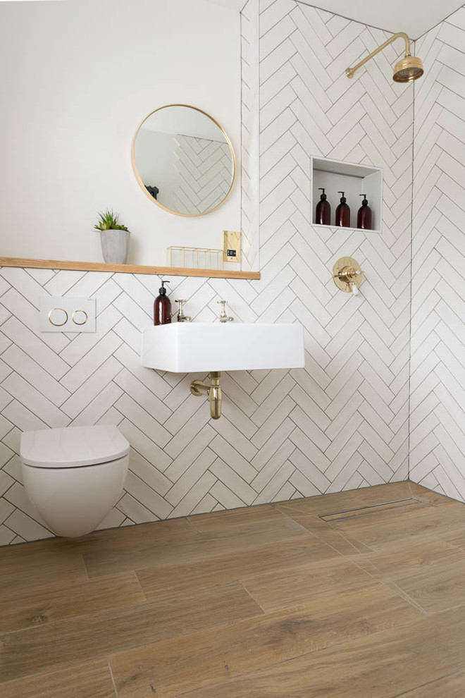 Lantlig inredning av ett badrum, med vit kakel, klinkergolv i porslin och beiget golv