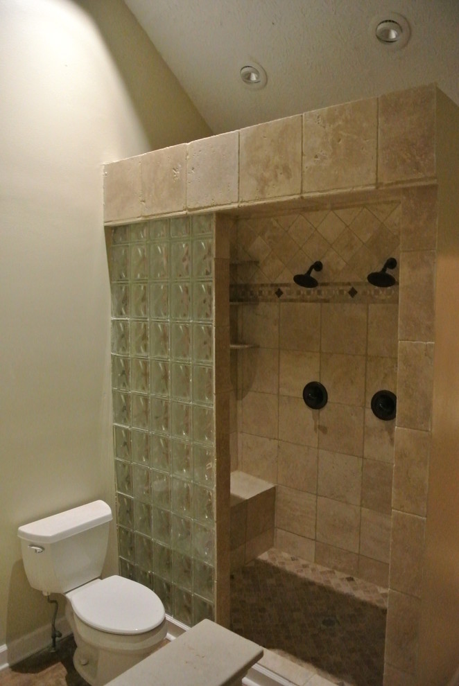 Imagen de cuarto de baño mediterráneo con ducha doble