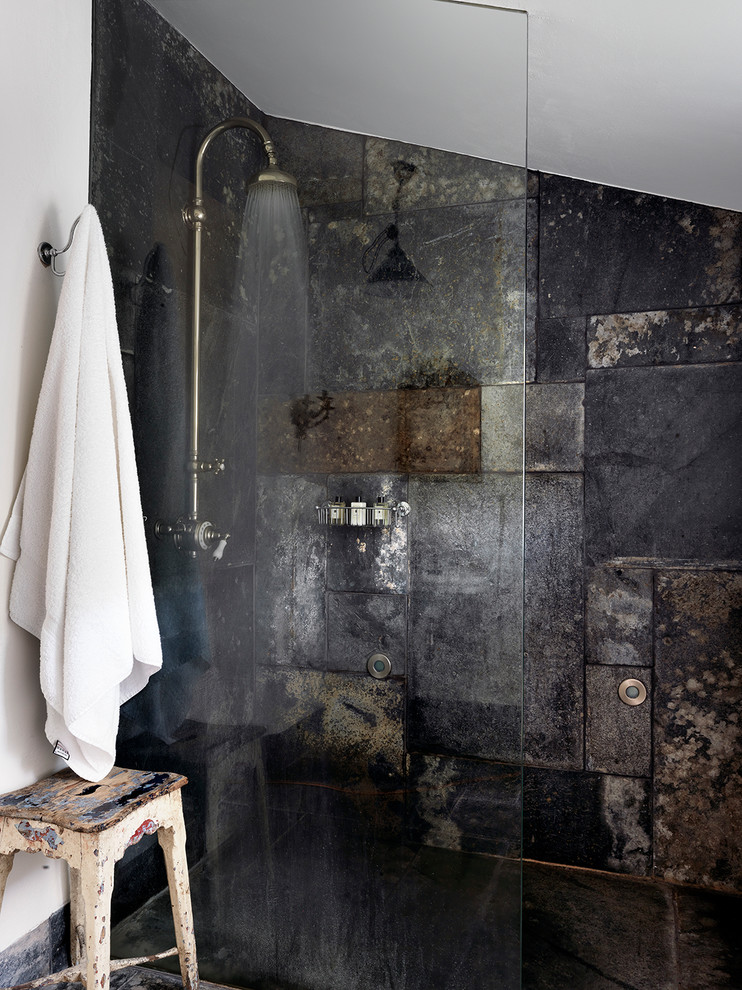 Idee per una stanza da bagno con doccia industriale di medie dimensioni con piastrelle nere, piastrelle in pietra, pareti nere, zona vasca/doccia separata e doccia aperta