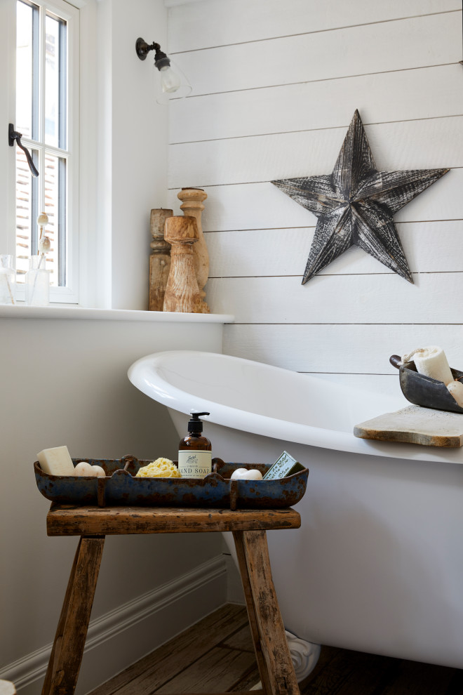 Cosy High-End Bathroom Remodel with Shiplap Feature - Beach Style ...