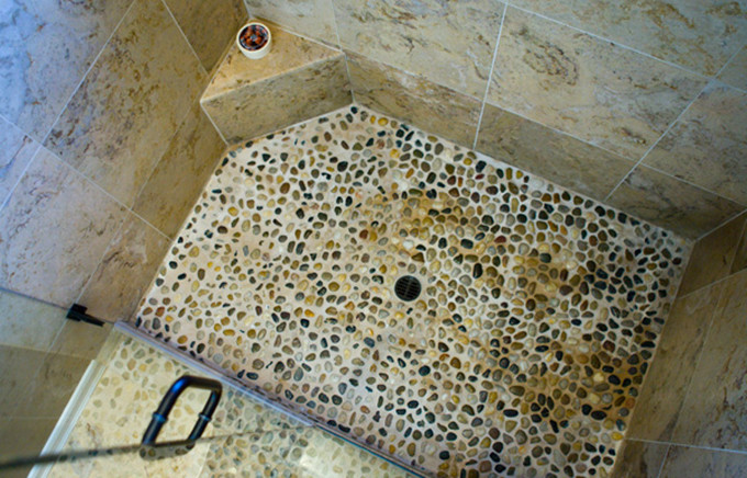 Modelo de cuarto de baño principal rural grande con ducha a ras de suelo y suelo de baldosas tipo guijarro