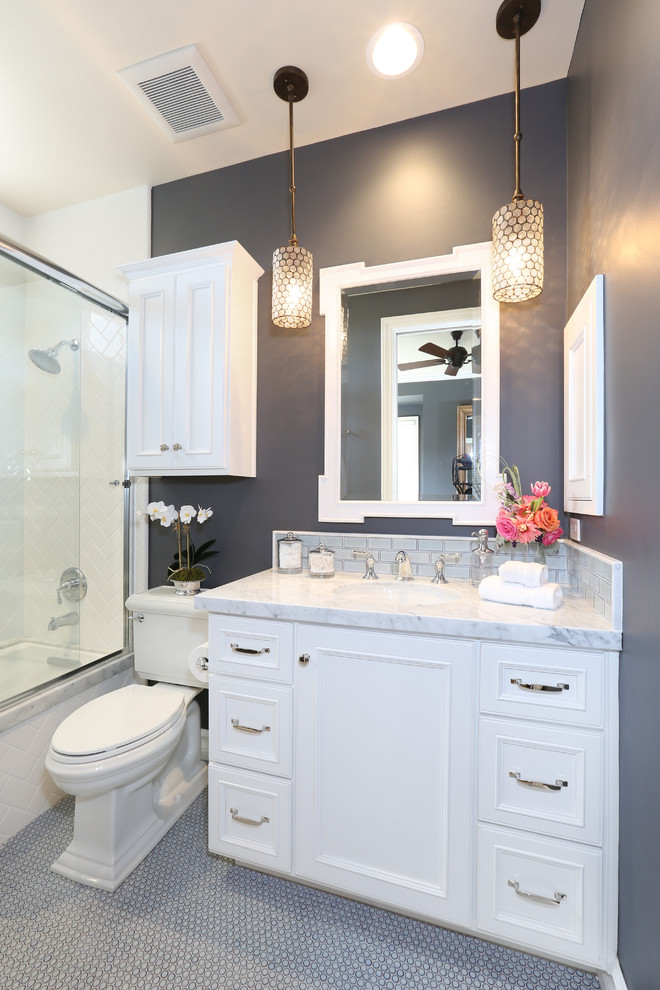 Esempio di una stanza da bagno classica con vasca ad alcova, vasca/doccia, WC a due pezzi, ante bianche e pareti grigie
