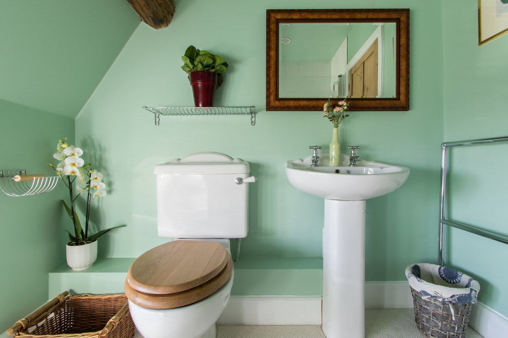 Foto de cuarto de baño infantil campestre pequeño con bañera encastrada, combinación de ducha y bañera, sanitario de pared, paredes verdes y lavabo suspendido